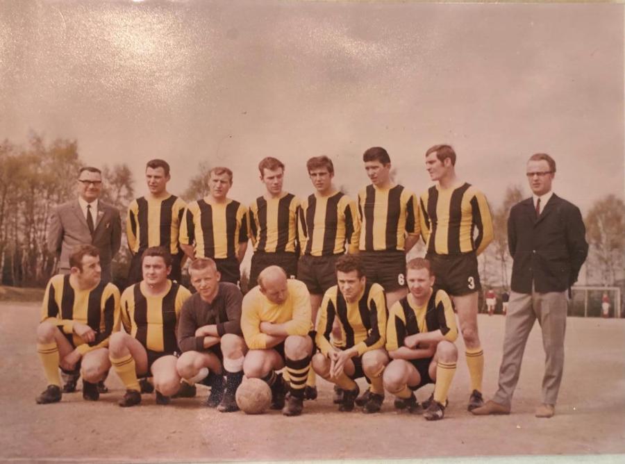 Die SpVg. Seelbach 1968/69. Obere Reihe: W. Schöler (Trainer), H. Schulz, W. Wolf, P. Klemenz, H. Klein, K. Freitag, E. Weber, V. Bender. Unten: W. Bottenberg, G. Groos, R. Schöler, B. Sting, W. Grilc, H. Bender.